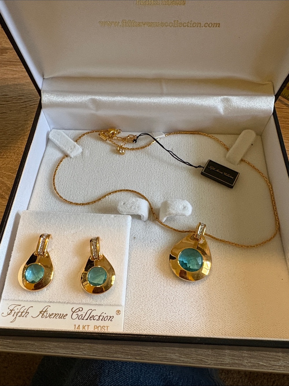 Vintage fifth Avenue necklace and earring set new with tag gold tone 14 k post